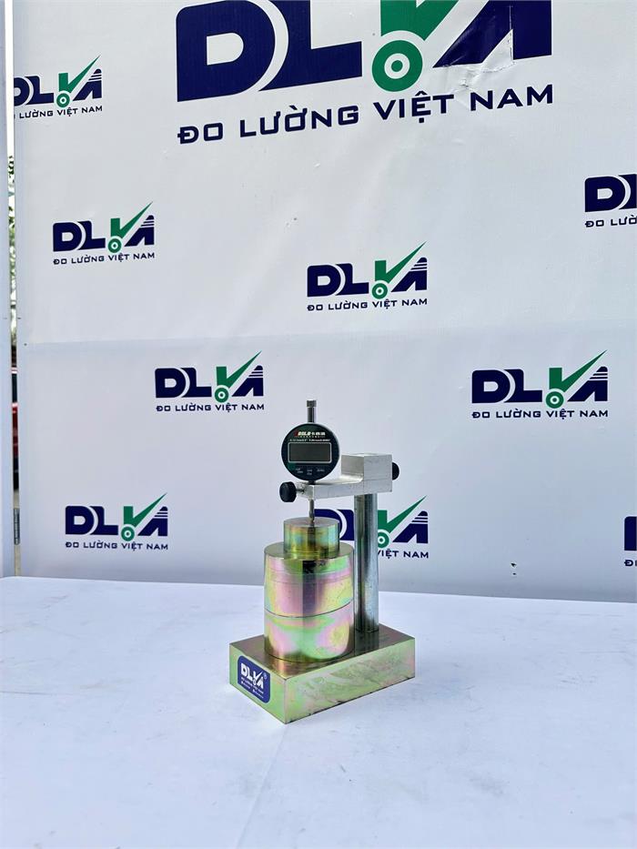 Thiết bị kiểm tra độ dày của vải địa kỹ thuật.